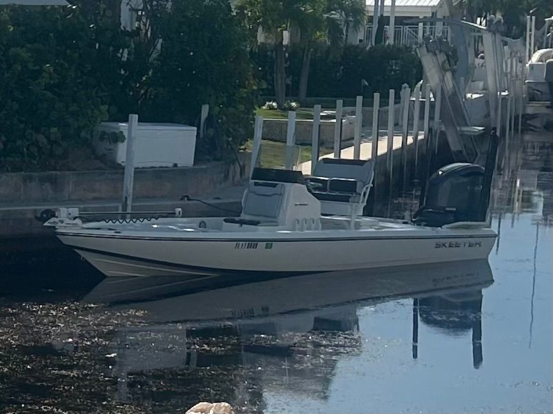 Caught Lookin Charters boat